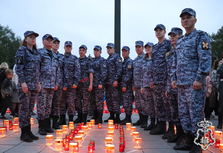 Сотрудники вневедомственной охраны и военнослужащие регионального управления Росгвардии приняли участие в памятной акции «Свеча памяти» в Йошкар-Оле.