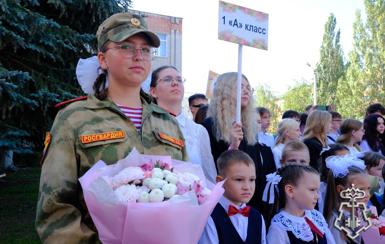 В Йошкар-Оле сотрудники вневедомственной охраны Росгвардии поздравили подшефных школьников с Днём знаний