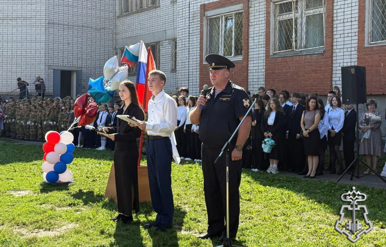 В Йошкар-Оле сотрудники вневедомственной охраны Росгвардии поздравили подшефных школьников с Днём знаний