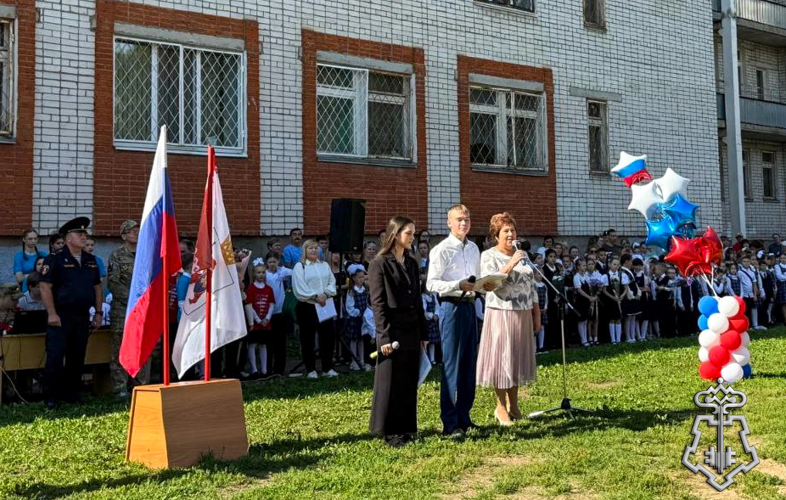 В Йошкар-Оле сотрудники вневедомственной охраны Росгвардии поздравили подшефных школьников с Днём знаний