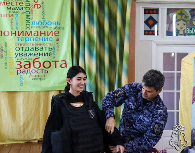 Сотрудники вневедомственной охраны Росгвардии провели патриотическую акцию для воспитанников Люльпанского центра в Марий Эл