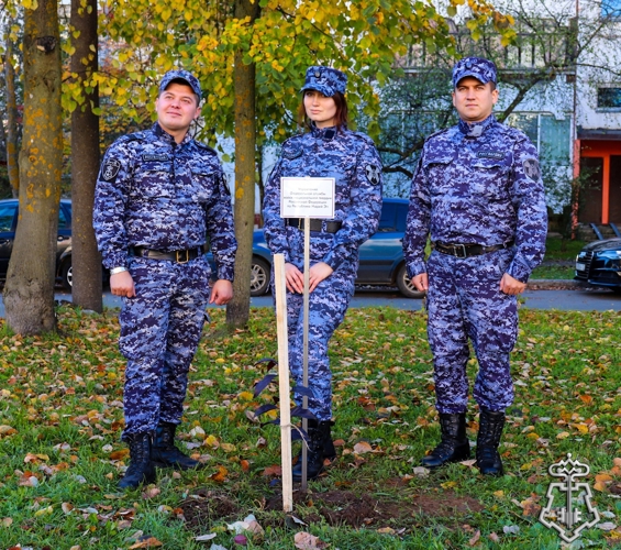 Сотрудники вневедомственной охраны в Йошкар-Оле высадили именную яблоню на аллее работающей молодежи