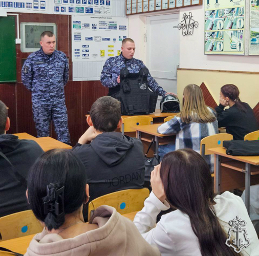 В Марий Эл сотрудники вневедомственной охраны Управления Росгвардии по Республике Марий Эл встретились со студентами Санчурского социально-экономического техникума