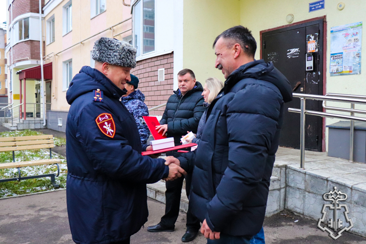 В ЙОШКАР-ОЛЕ ВРУЧИЛИ КЛЮЧИ ОТ НОВЫХ КВАРТИР СОТРУДНИКАМ И ВЕТЕРАНАМ ПОДРАЗДЕЛЕНИЙ ВНЕВЕДОМСТВЕННОЙ ОХРАНЫ РОСГВАРДИИ