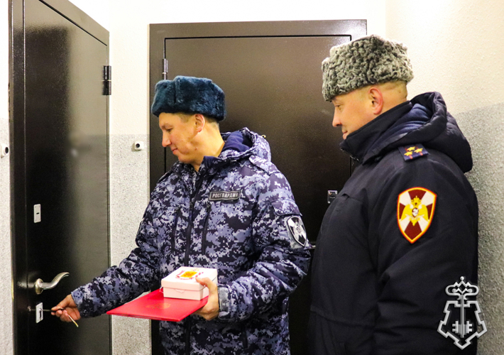 В ЙОШКАР-ОЛЕ ВРУЧИЛИ КЛЮЧИ ОТ НОВЫХ КВАРТИР СОТРУДНИКАМ И ВЕТЕРАНАМ ПОДРАЗДЕЛЕНИЙ ВНЕВЕДОМСТВЕННОЙ ОХРАНЫ РОСГВАРДИИ