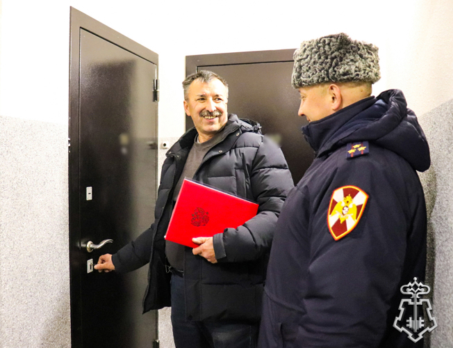 В ЙОШКАР-ОЛЕ ВРУЧИЛИ КЛЮЧИ ОТ НОВЫХ КВАРТИР СОТРУДНИКАМ И ВЕТЕРАНАМ ПОДРАЗДЕЛЕНИЙ ВНЕВЕДОМСТВЕННОЙ ОХРАНЫ РОСГВАРДИИ