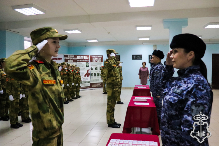 В ЙОШКАР-ОЛИНСКОЙ ШКОЛЕ СОСТОЯЛАСЬ ЦЕРЕМОНИЯ ПОСВЯЩЕНИЯ В КАДЕТЫ РОСГВАРДИИ