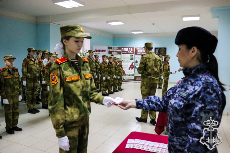 В ЙОШКАР-ОЛИНСКОЙ ШКОЛЕ СОСТОЯЛАСЬ ЦЕРЕМОНИЯ ПОСВЯЩЕНИЯ В КАДЕТЫ РОСГВАРДИИ