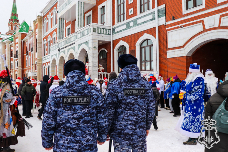 Сотрудники вневедомственной охраны Росгвардии по Республике Марий Эл обеспечили охрану общественного порядка во время яркого новогоднего шествия Дедов Морозов в Йошкар-Оле