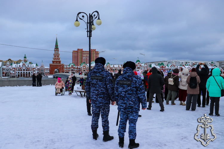 Сотрудники вневедомственной охраны Росгвардии по Республике Марий Эл обеспечили охрану общественного порядка во время яркого новогоднего шествия Дедов Морозов в Йошкар-Оле
