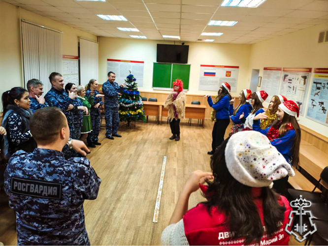 В преддверии Нового года активисты «Движение первых» устроили праздник для сотрудников вневедомственной охраны Росгвардии в Йошкар-Оле
