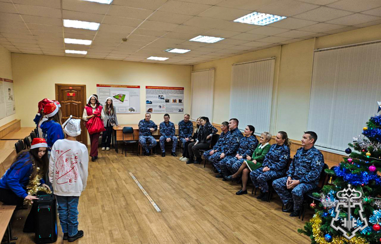 В преддверии Нового года активисты «Движение первых» устроили праздник для сотрудников вневедомственной охраны Росгвардии в Йошкар-Оле