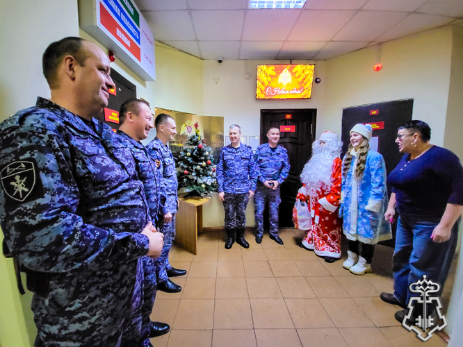 Активисты «Движения Первых» в Йошкар-Оле поздравили росгвардейцев, заступающих на службу в новогоднюю ночь