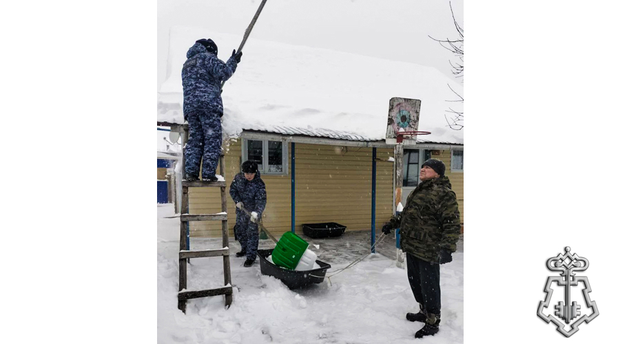Сотрудники отдела вневедомственной охраны Управления Росгвардии по Республике Марий Эл оказали помощь ветеранам и пенсионерам после сильных снегопадов