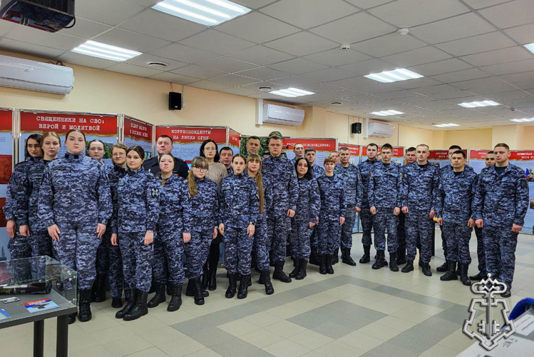 Сотрудники вневедомственной охраны Республики Марий Эл посетили выставку «Чужие и СВОи. Обличия и лица»