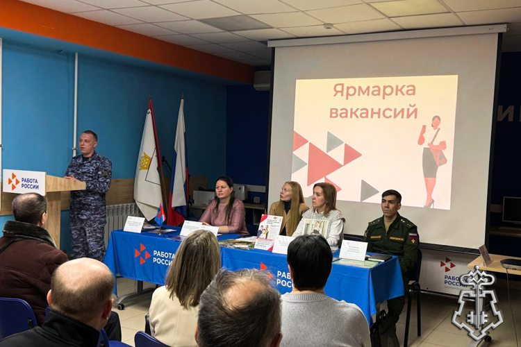 Сотрудники вневедомственной охраны Росгвардии рассказали жителям Йошкар-Олы о службе, льготах и возможности поступления в ведомственные вузы