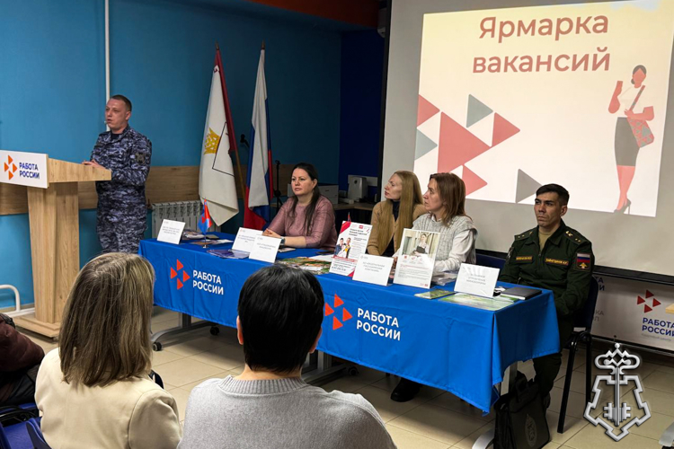 Сотрудники вневедомственной охраны Росгвардии рассказали жителям Йошкар-Олы о службе, льготах и возможности поступления в ведомственные вузы