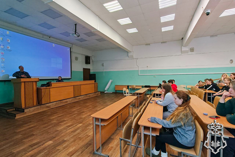 В Йошкар-Оле офицеры вневедомственной охраны Росгвардии обсудили со студентами перспективы службы в войсках правопорядка