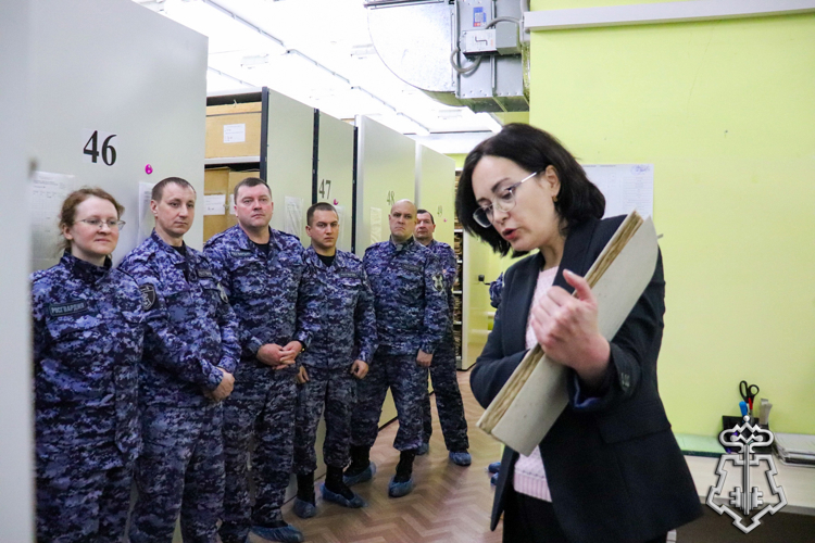 Сотрудники вневедомственной охраны Росгвардии познакомились с работой хранителей истории в Марий Эл