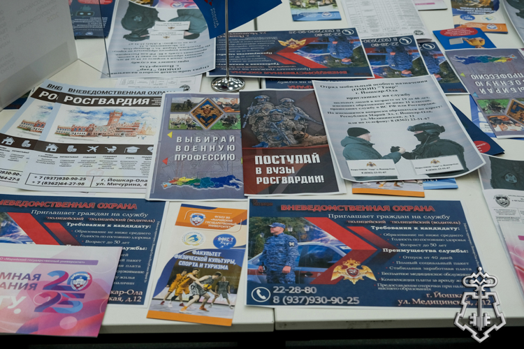 На ярмарке «Работа России» сотрудники вневедомственной охраны Росгвардии по Республике Марий Эл приняли участие в проведении круглого стола со студентами 