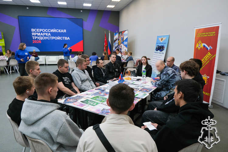 На ярмарке «Работа России» сотрудники вневедомственной охраны Росгвардии по Республике Марий Эл приняли участие в проведении круглого стола со студентами