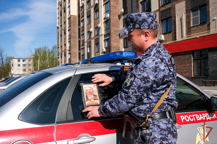 Сотрудники вневедомственной охраны Росгвардии запустили патриотическую акцию «Бессмертный автополк» (видео)