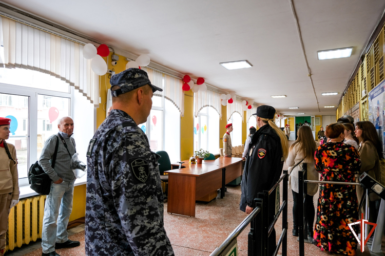 При участии вневедомственной охраны Росгвардии обеспечена безопасность во время проведения «Последнего звонка» в школах Марий Эл