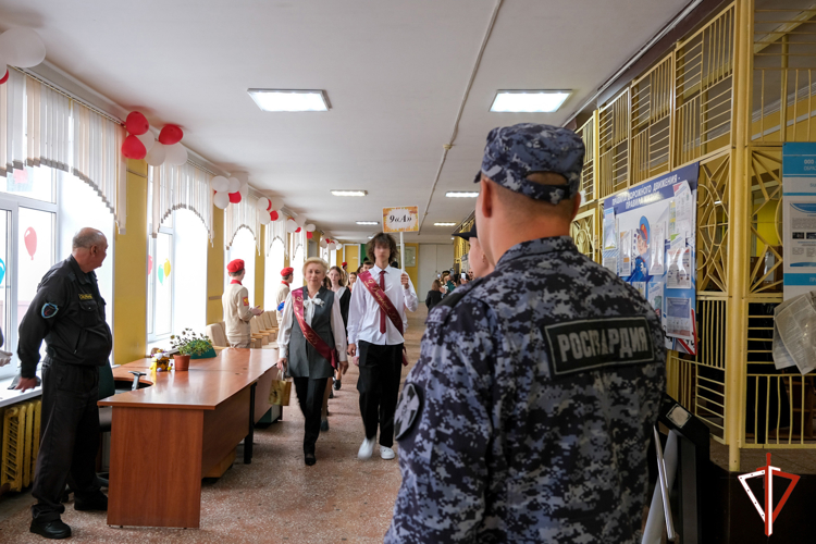 При участии вневедомственной охраны Росгвардии обеспечена безопасность во время проведения «Последнего звонка» в школах Марий Эл