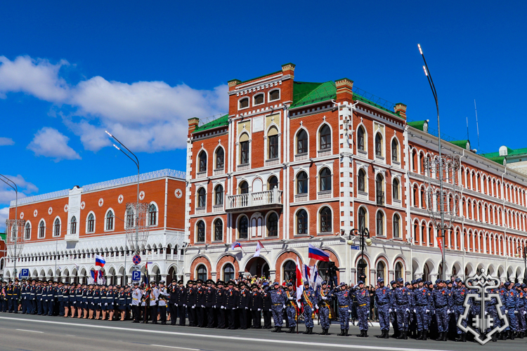 В честь 81-й годовщины Победы сотрудники вневедомственной охраны Управления Росгвардии по Республике Марий Эл прошли торжественным маршем по площади Йошкар-Олы (видео)