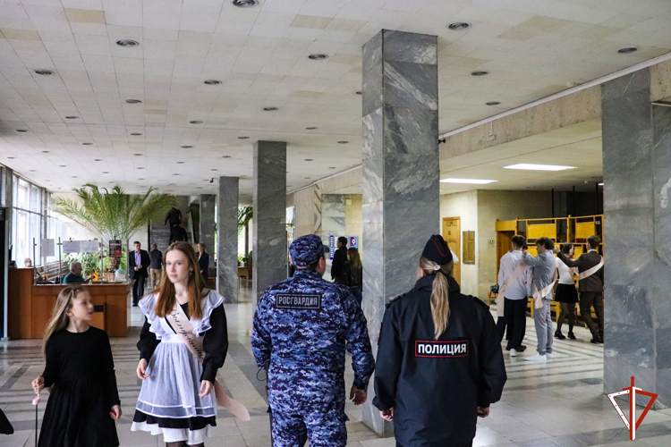При участии вневедомственной охраны Росгвардии обеспечена безопасность во время проведения «Последнего звонка» в школах Марий Эл