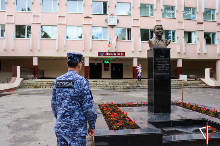 При участии вневедомственной охраны Росгвардии обеспечена безопасность во время проведения «Последнего звонка» в школах Марий Эл