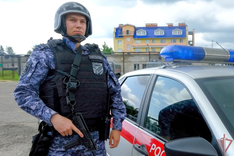 Сотрудники вневедомственной охраны Росгвардии в п. Сернур (Марий Эл) задержали женщину, подозреваемую в краже денежных средств