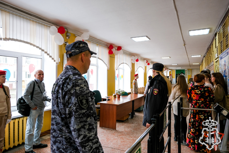 При участии вневедомственной охраны Росгвардии обеспечена безопасность во время проведения «Последнего звонка» в школах Марий Эл