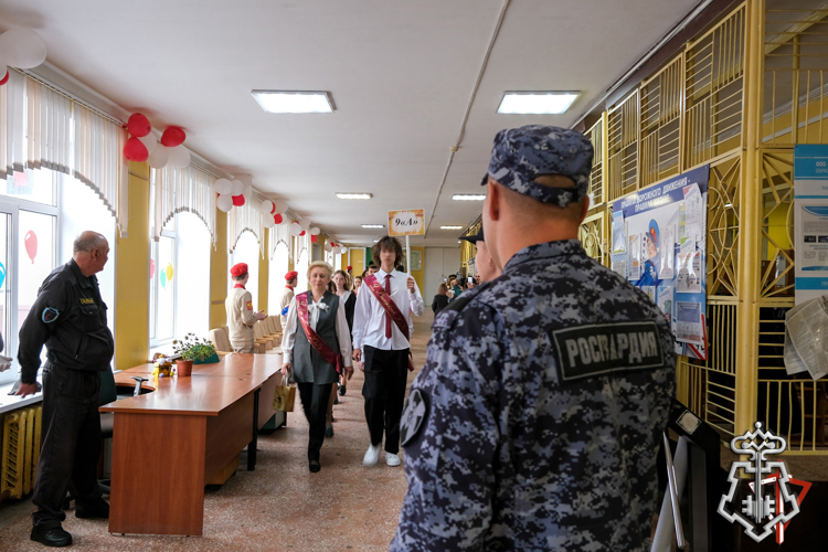 При участии вневедомственной охраны Росгвардии обеспечена безопасность во время проведения «Последнего звонка» в школах Марий Эл