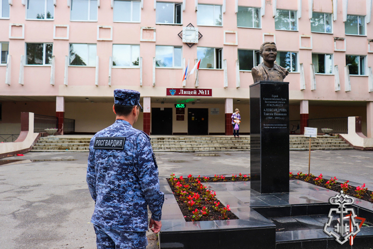 При участии вневедомственной охраны Росгвардии обеспечена безопасность во время проведения «Последнего звонка» в школах Марий Эл