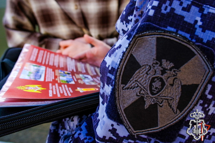 В интересах кадрового обеспечения на площади Оболенского-Ноготкова г. Йошкар-Олы прошла агитационная работа Росгвардии