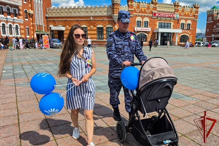 Сотрудники вневедомственной охраны Росгвардии в Республике Марий Эл приняли участие в праздновании Дня семьи, любви и верности
