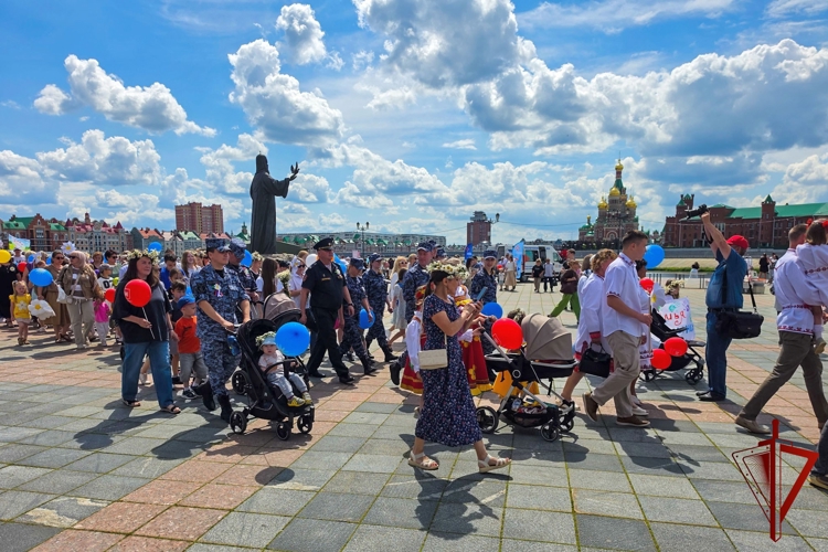 Сотрудники вневедомственной охраны Росгвардии в Республике Марий Эл приняли участие в праздновании Дня семьи, любви и верности