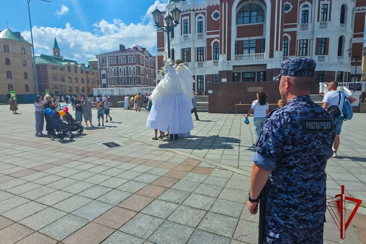Сотрудники вневедомственной охраны Росгвардии по Республике Марий Эл приняли участие в охране общественного порядка в День семьи, любви и верности
