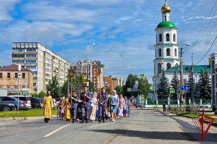 В Йошкар-Оле росгвардейцы приняли участие в торжествах, посвященных дню памяти небесного покровителя ведомства (видео)