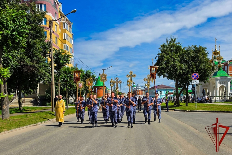 В Йошкар-Оле росгвардейцы приняли участие в торжествах, посвященных дню памяти небесного покровителя ведомства (видео)