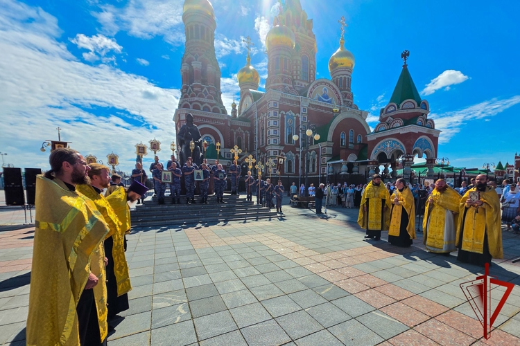 В Йошкар-Оле росгвардейцы приняли участие в торжествах, посвященных дню памяти небесного покровителя ведомства (видео)