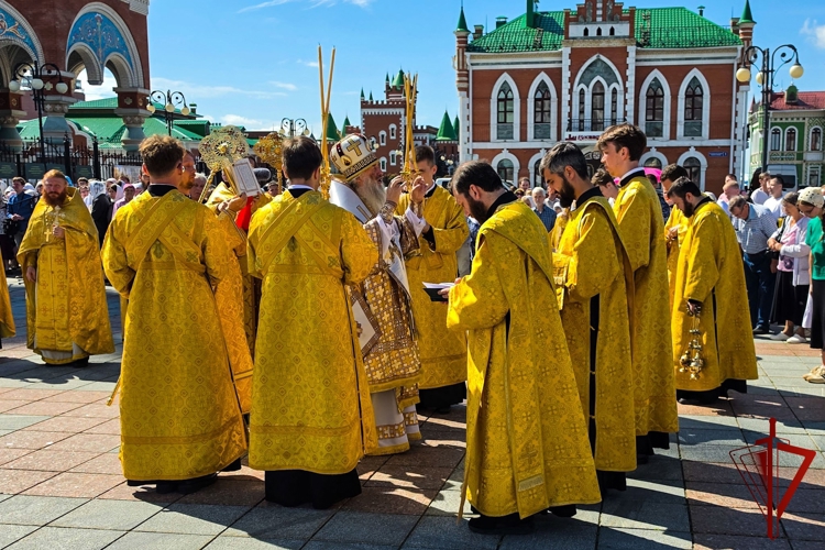 В Йошкар-Оле росгвардейцы приняли участие в торжествах, посвященных дню памяти небесного покровителя ведомства (видео)