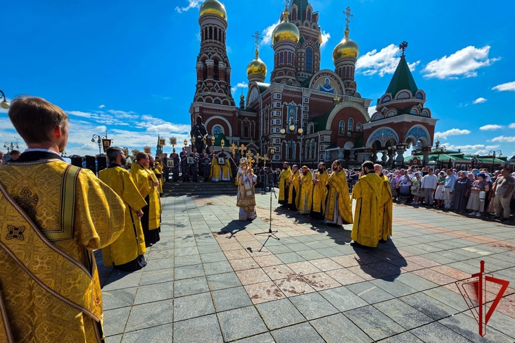 В Йошкар-Оле росгвардейцы приняли участие в торжествах, посвященных дню памяти небесного покровителя ведомства (видео)