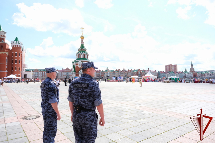 Сотрудники вневедомственной охраны Росгвардии по Республике Марий Эл приняли участие в охране общественного порядка в День семьи, любви и верности
