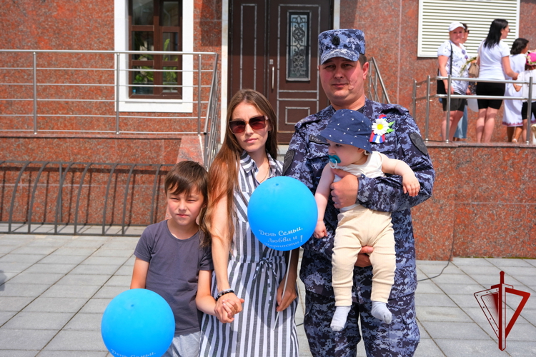 Сотрудники вневедомственной охраны Росгвардии в Республике Марий Эл приняли участие в праздновании Дня семьи, любви и верности