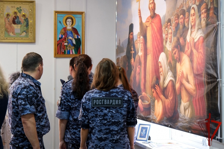 Сотрудники вневедомственной охраны Росгвардии по Республике Марий Эл посетили выставку «Русь Святая Православная»