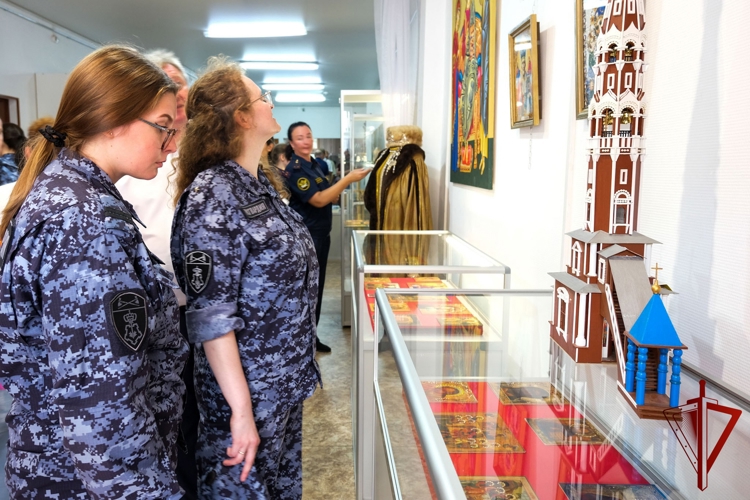 Сотрудники вневедомственной охраны Росгвардии по Республике Марий Эл посетили выставку «Русь Святая Православная»