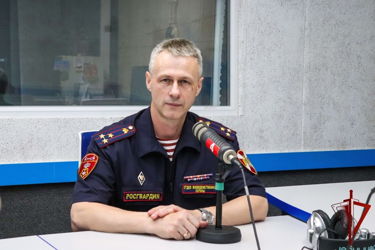 В Йошкар-Оле начальник вневедомственной охраны Росгвардии принял участие в радиопрограмме