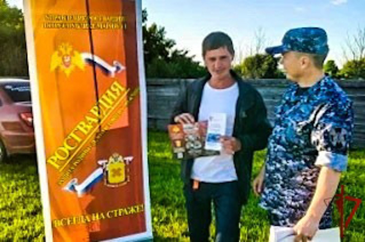 Сотрудники вневедомственной охраны Росгвардии познакомили жителей Моркинского района с профессией защитника правопорядка